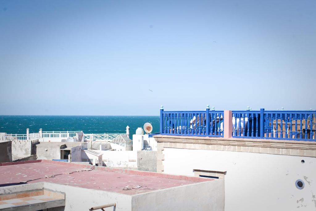 una vista del océano desde el techo de un edificio en Riad Al khansaa, en Essaouira