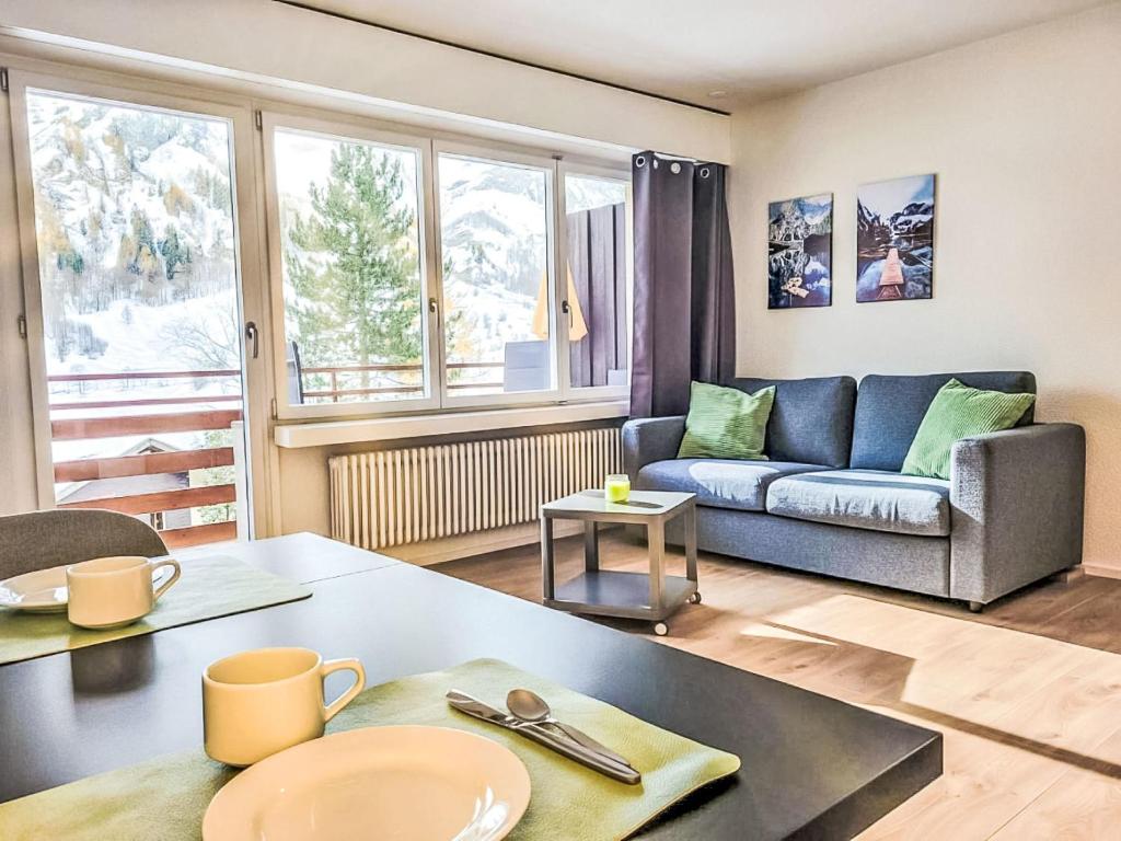 洛伊克巴德Apartment Ringstrasse - Utoring-3 by Interhome的客厅里有一张沙发和一张桌子。