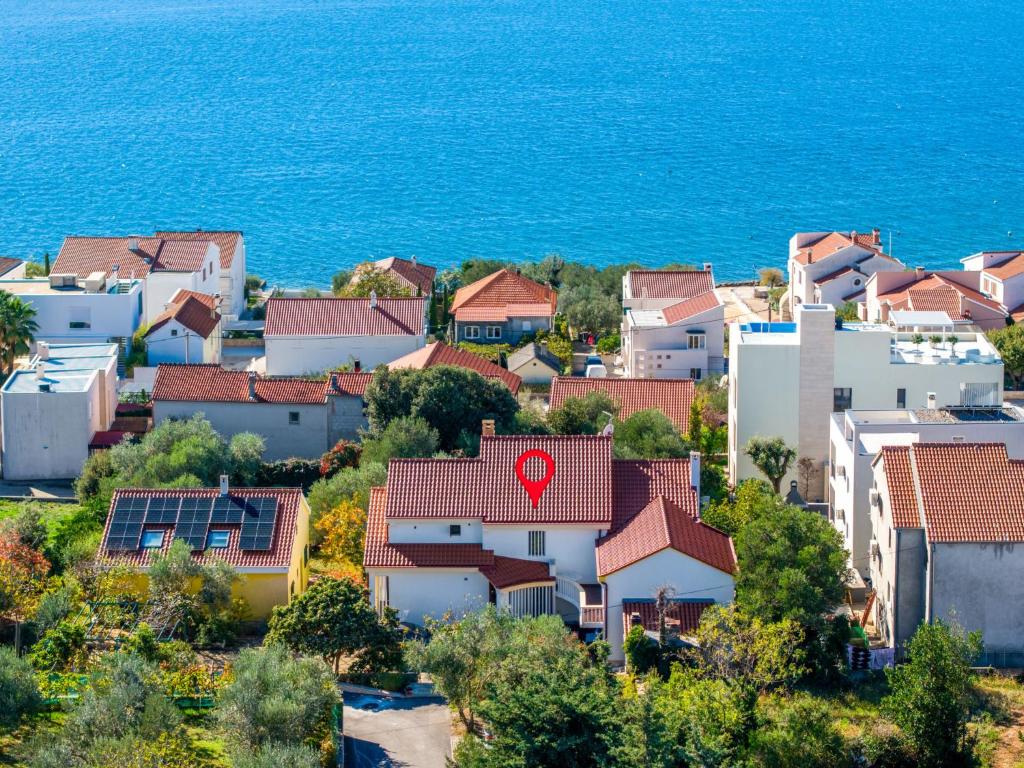 eine Stadt mit einem roten Herz auf den Dächern in der Unterkunft Apartment Anica-1 by Interhome in Zadar