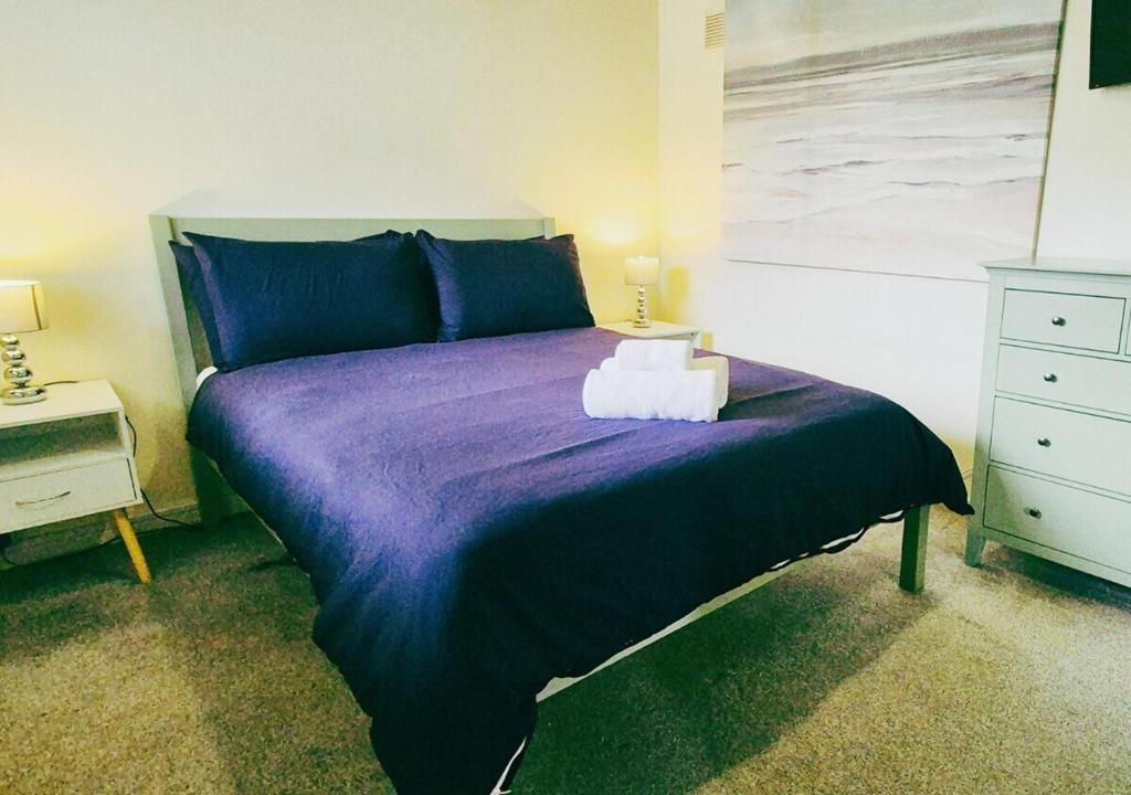 En eller flere senge i et værelse på Comfy 3BR Flat on Quiet Street in Wollaton