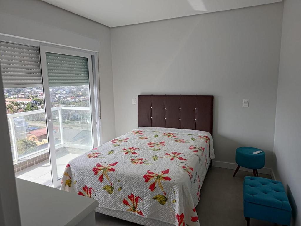 Postel nebo postele na pokoji v ubytování Apartment com Piscina 2 quadras da beira-mar