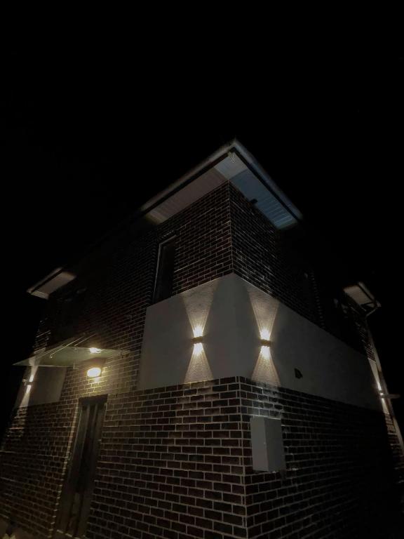 捷尔诺波尔ChillVille的一座高大的砖砌建筑,晚上有灯