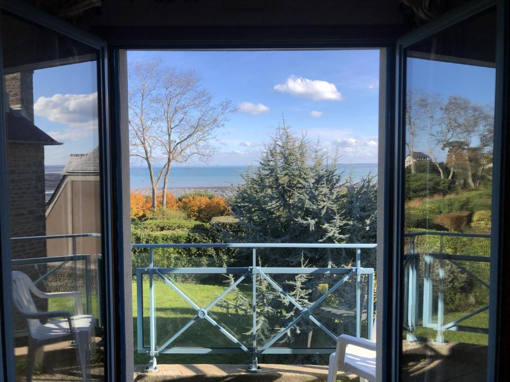 Balkón nebo terasa v ubytování Holiday Home Brise Marine by Interhome