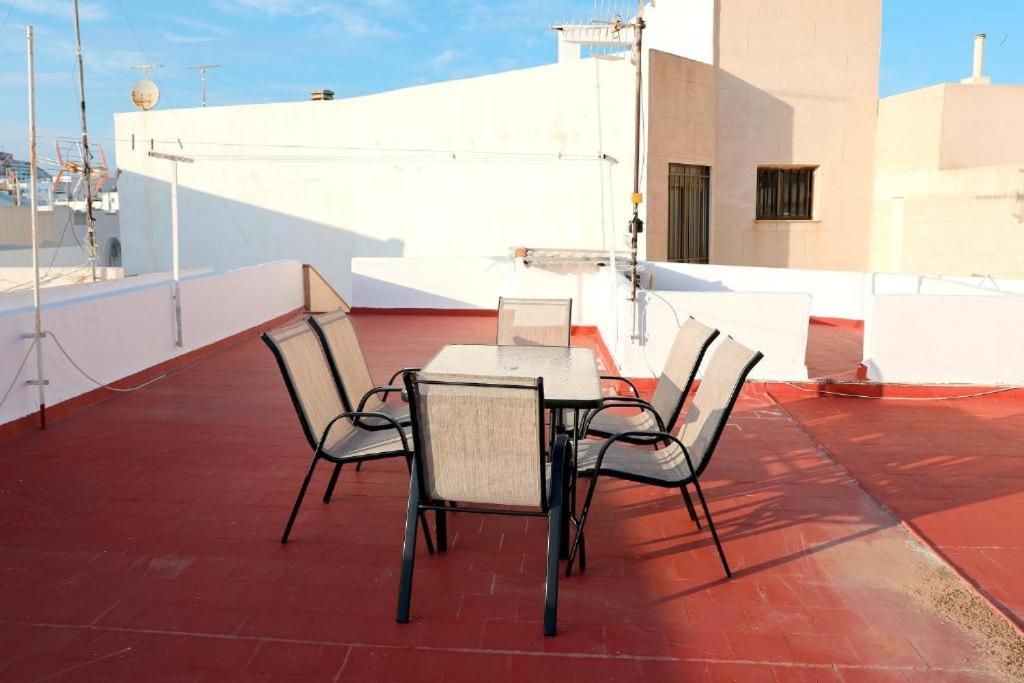卡沃内拉斯Apartalux Luna Carboneras的一张桌子和椅子坐在屋顶上