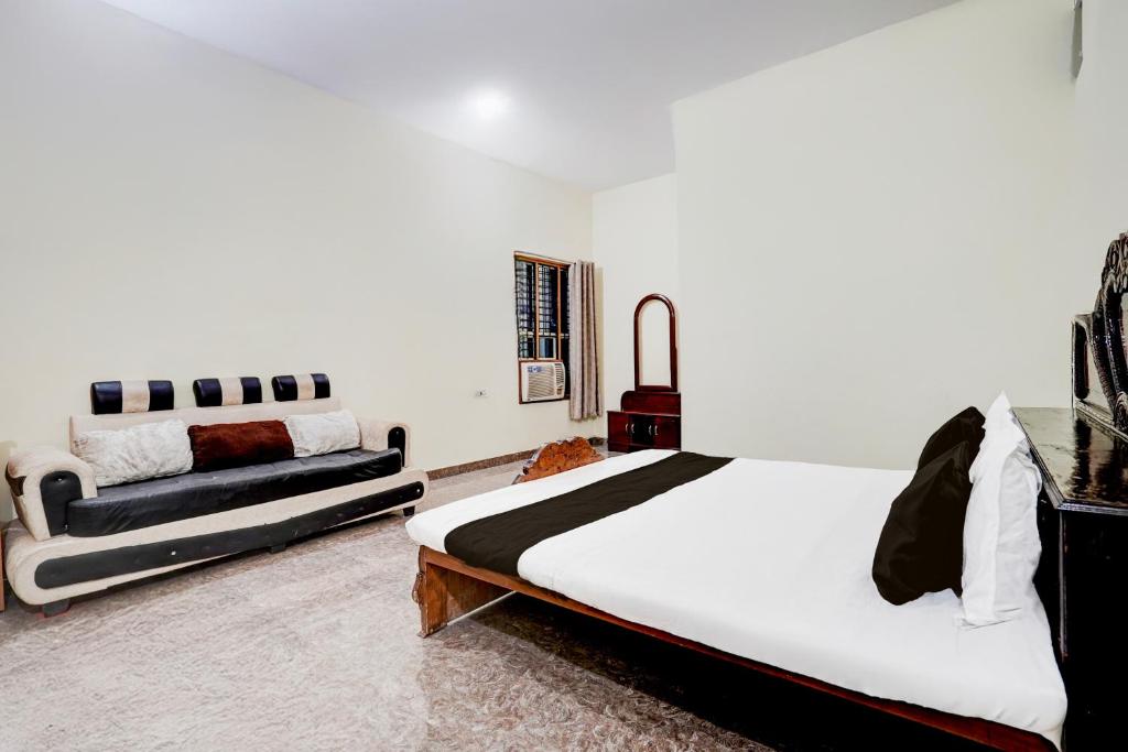 Un pat sau paturi într-o cameră la SPOT ON Adhunik Publishing and Guest house