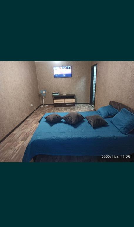 Ένα ή περισσότερα κρεβάτια σε δωμάτιο στο Ауельбекова 53