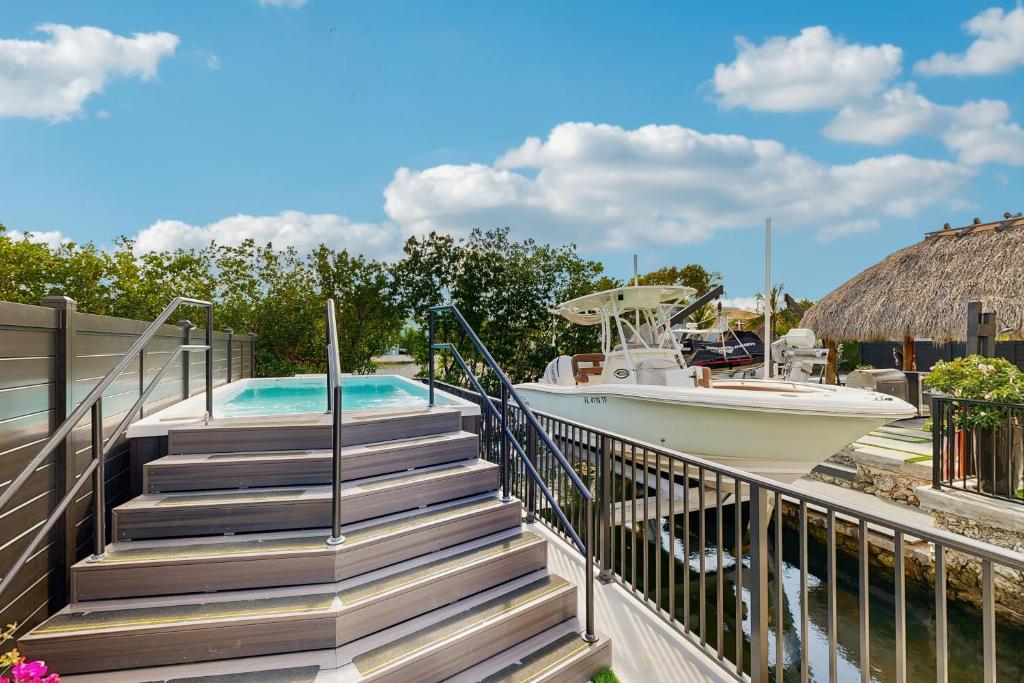 una barca è parcheggiata accanto a una piscina di Coral Delight a Key Largo