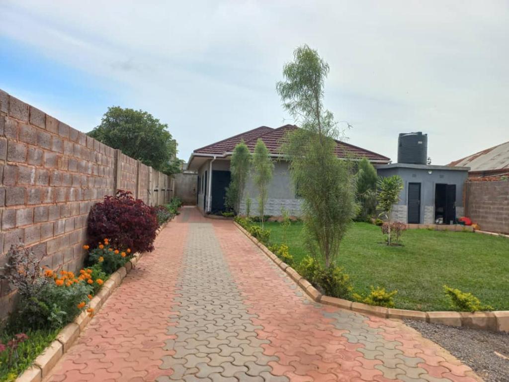 een stenen loopbrug voor een huis bij The Home Apartments in Kolwezi