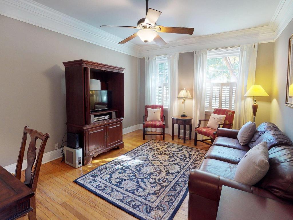 een woonkamer met een bank en een tv bij Southern Charm on Liberty in Savannah