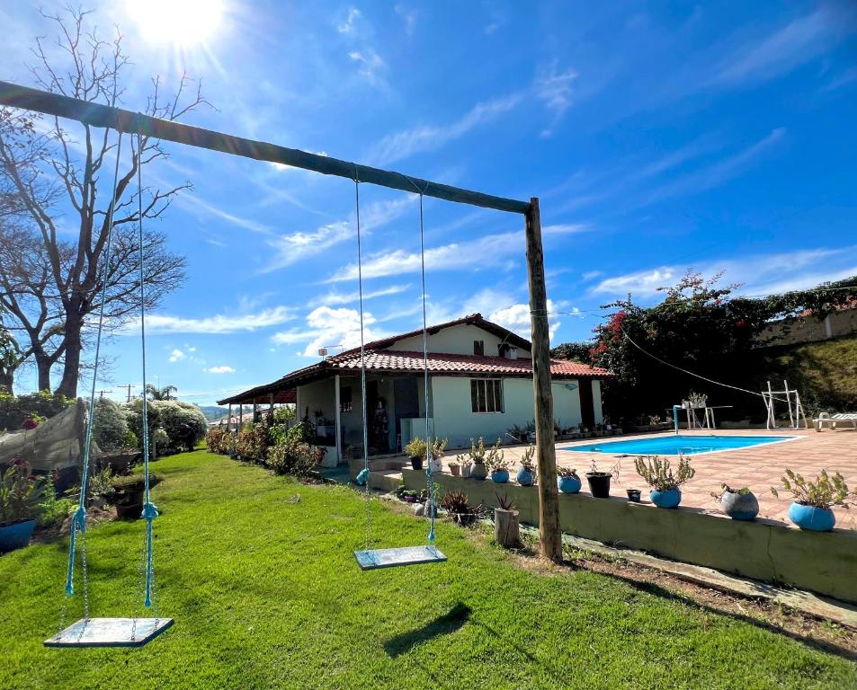 un columpio en el patio de una casa en Chácara Aconchegante Vista Linda com Roupa de Cama, en Socorro