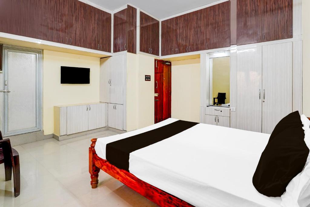 Ένα ή περισσότερα κρεβάτια σε δωμάτιο στο Hotel O Enclave Stayz Inn