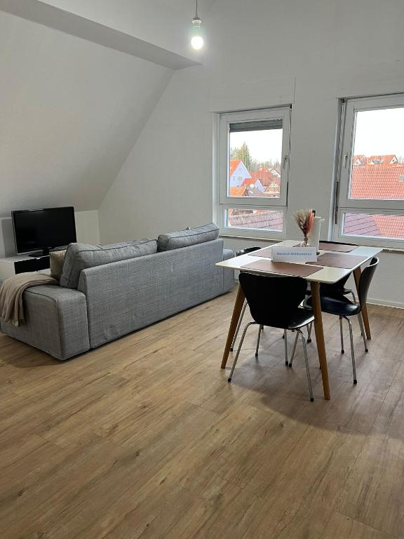 a living room with a table and a couch at Ferienwohnung Maichingen in Sindelfingen