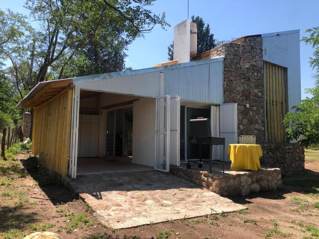 a building with a table in front of it at Casa Titi in Arroyo de Los Patos