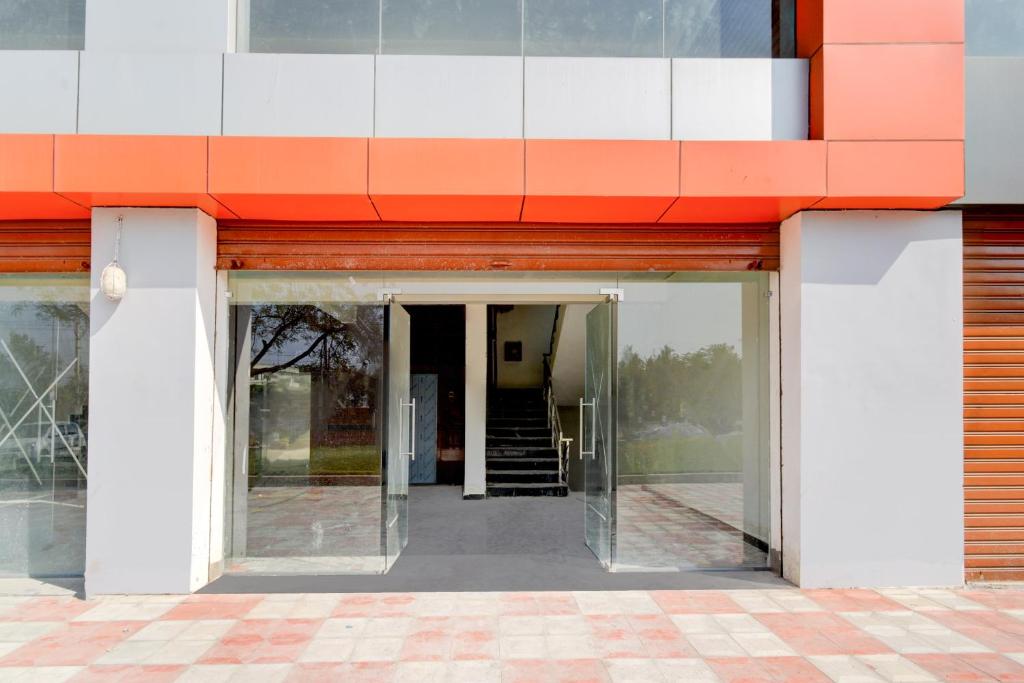 Η πρόσοψη ή η είσοδος του Super Hotel O P3 Thumkunta