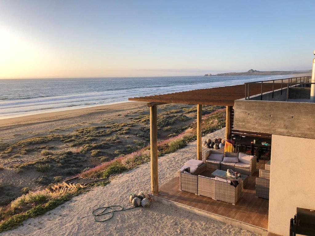 een huis aan het strand naast de oceaan bij Increíble casa primera lineal Playa Morrillos in La Hacienda