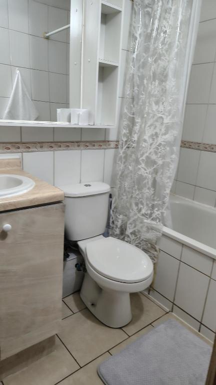 Ένα μπάνιο στο Departamento central 3D 1b estacionamiento factura