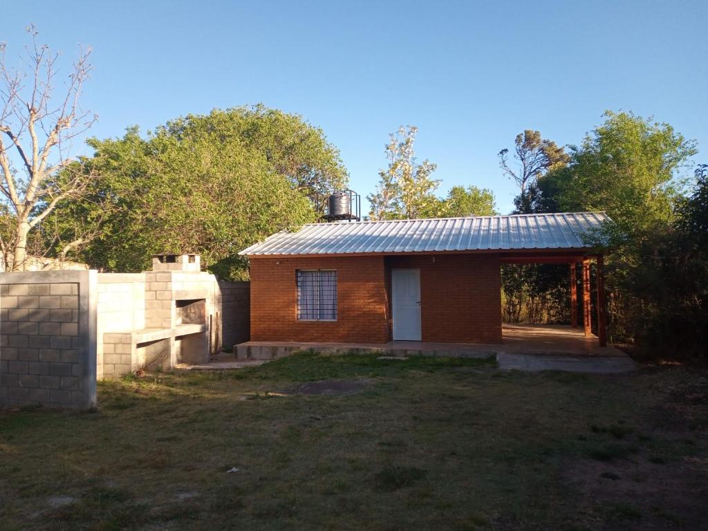 Casa Aleluna في فيلا جياردينو: منزل من الطوب مع مرآب وسياج