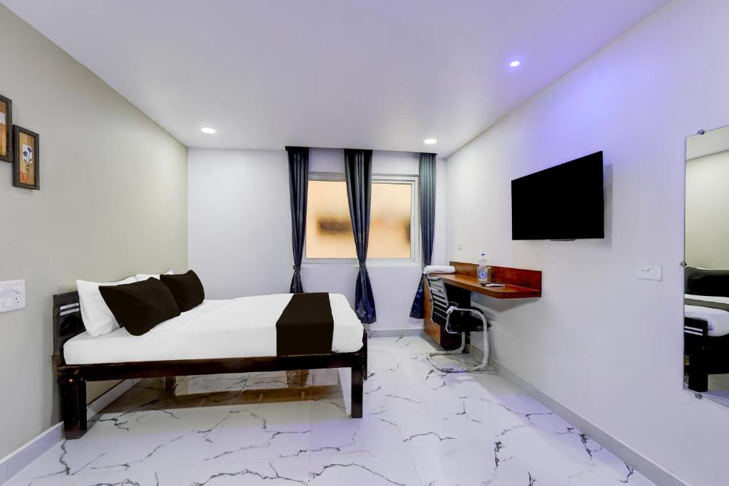 Μια τηλεόραση ή/και κέντρο ψυχαγωγίας στο Hotel O PRAMOD GUEST INN