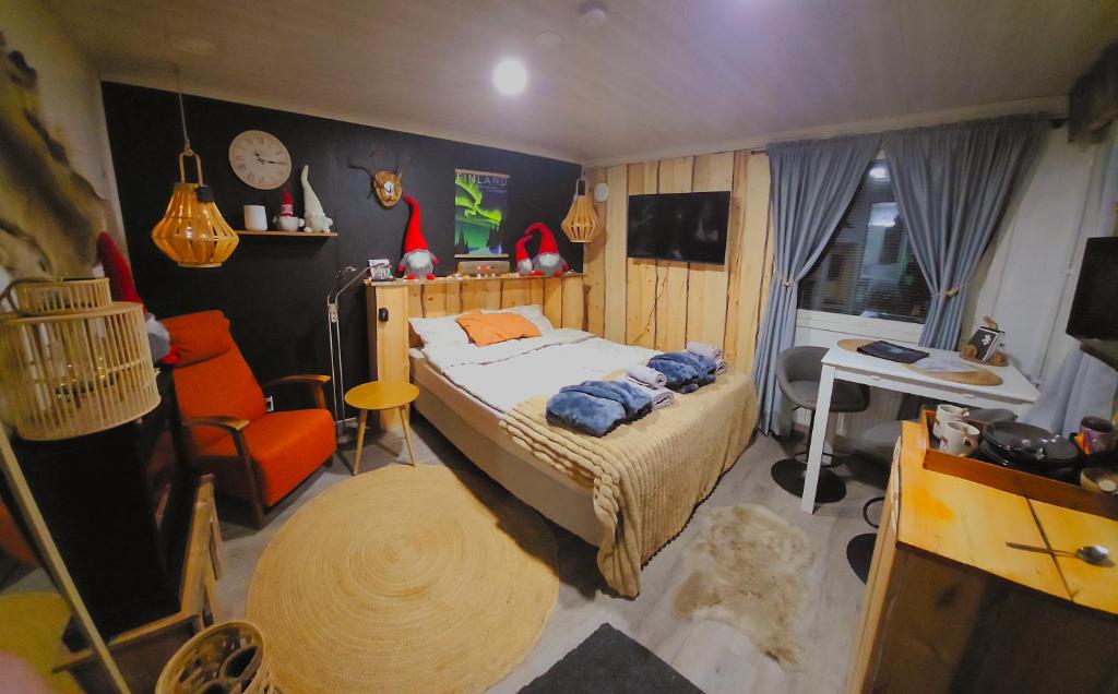 ein Schlafzimmer mit einem Bett, einem Schreibtisch und einem Stuhl in der Unterkunft Nordic Nest Living. in Rovaniemi