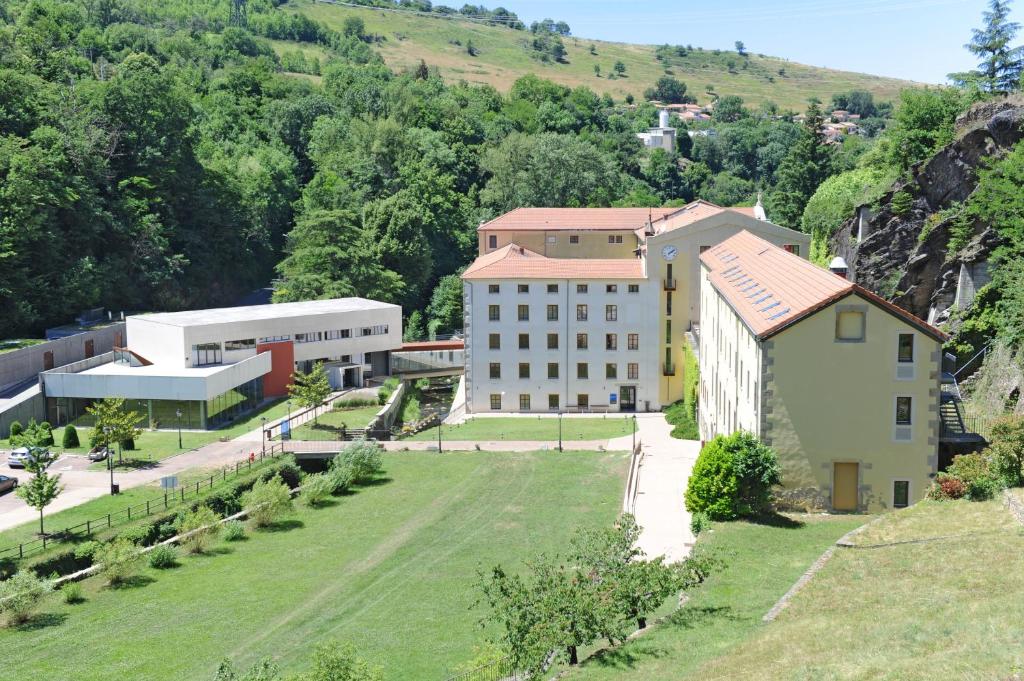 圣沙蒙L Hermitage的绿色场地建筑的空中景观