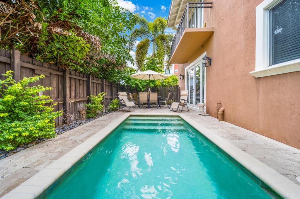 ein Swimmingpool im Hinterhof eines Hauses in der Unterkunft Fort Lauderdale Villa Private Pool - Rooftop in Fort Lauderdale