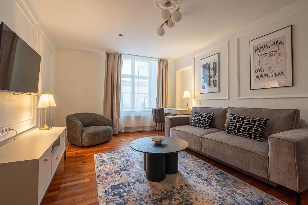 塔林Old Town - Best Location Apartment的客厅里有一张沙发和一张桌子。