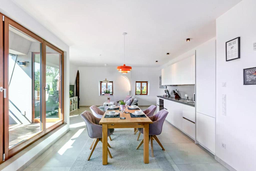 LUNIQ - Suite Marienborn mit Domblick - Klima - Parken في ليمبورغ ان دير لان: مطبخ وغرفة طعام مع طاولة وكراسي