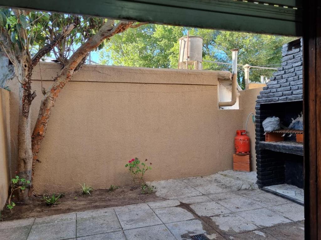 a backyard with a wall and a fire hydrant at Duplex en mar de ajo Olivia in Mar de Ajó