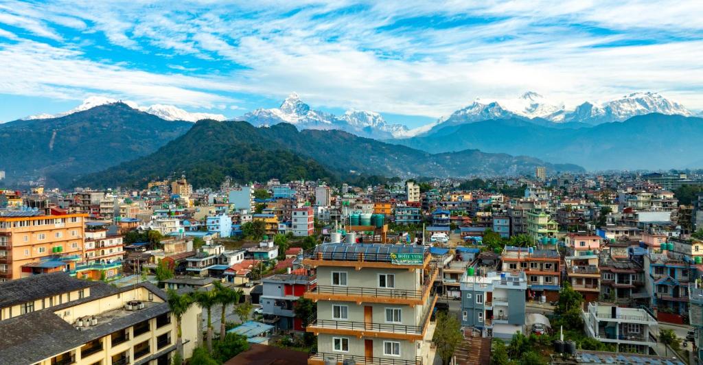 uma vista de uma cidade com montanhas ao fundo em Hotel Yatri em Pokhara