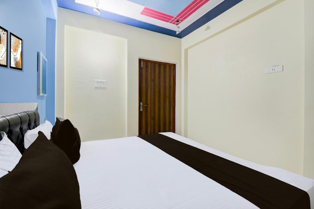 Una cama o camas en una habitación de SPOT ON Hotel Rahul Inn