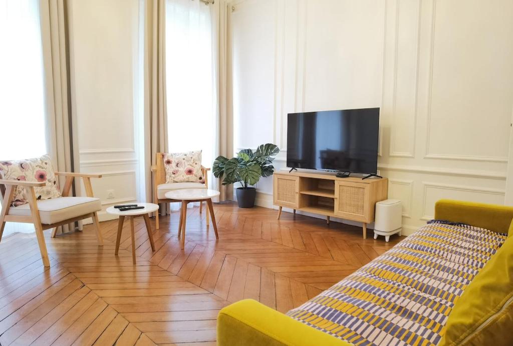 Haussmann 2BR Apt in Le Marais for 6 & 3mns to metro