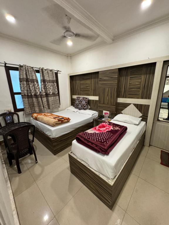 Ένα ή περισσότερα κρεβάτια σε δωμάτιο στο Hotel Raj Deluxe