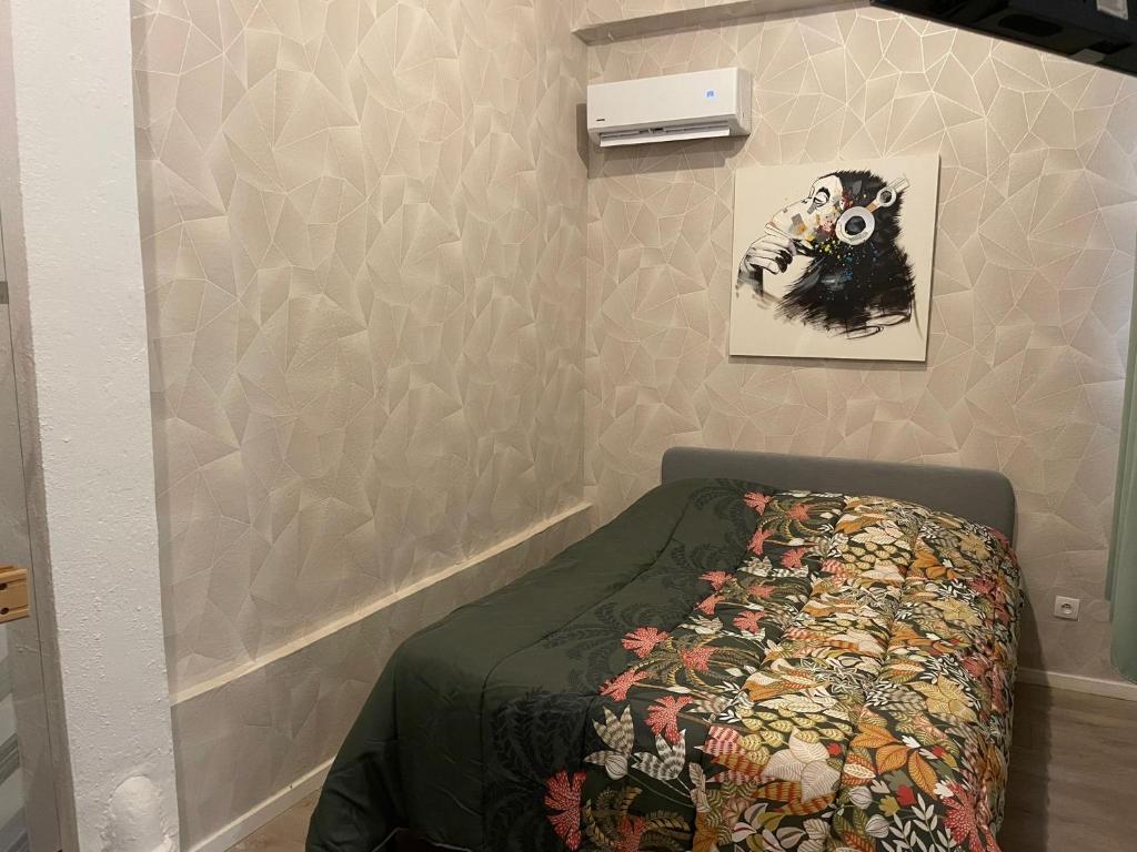 Ένα ή περισσότερα κρεβάτια σε δωμάτιο στο Studio avec Sauna secteur Centre Ville