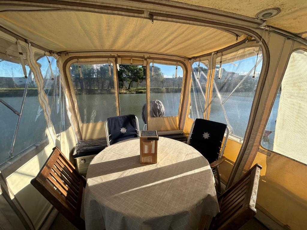 Výhled na řeku, která protéká v blízkosti ubytování na lodi