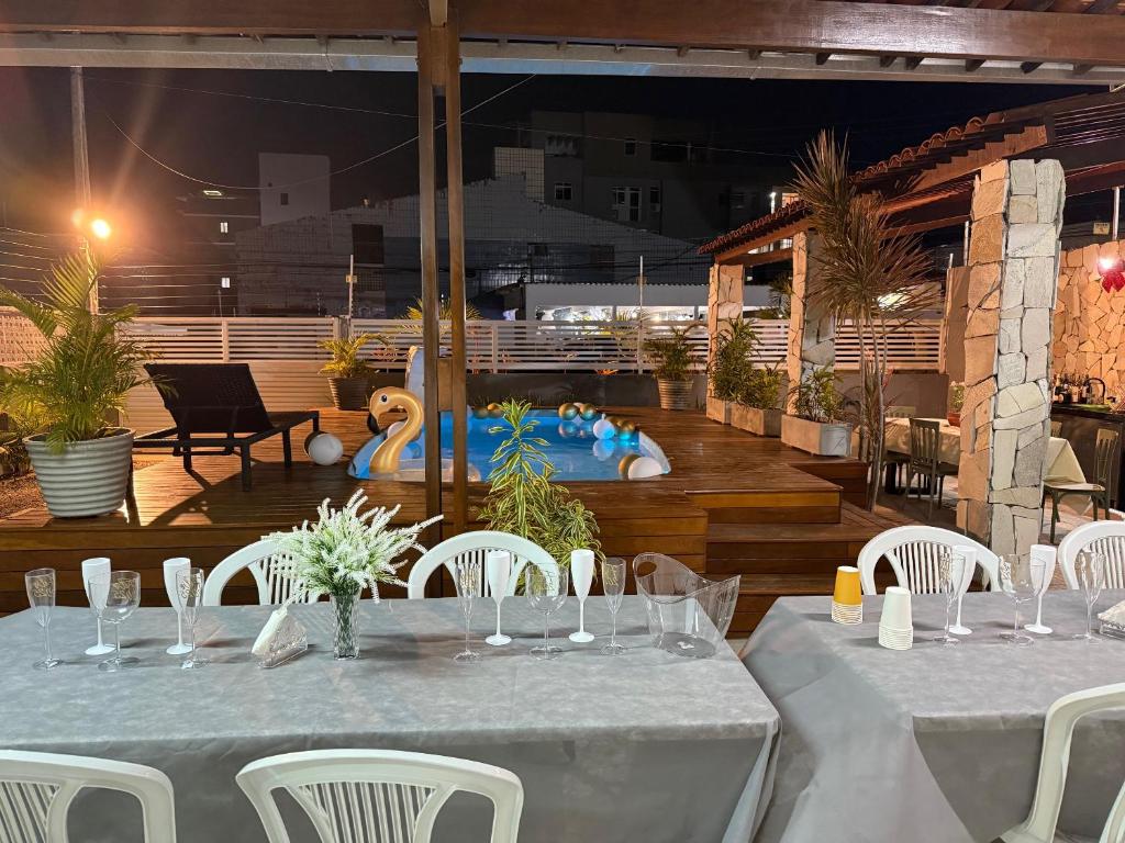 Εστιατόριο ή άλλο μέρος για φαγητό στο Casa na Praia de Camboinha, com 4 quartos, 4 banheiros , 2 salas amplas , terraço amplo em L , espaço para 10 redes, piscina , churrasqueira , a 100 metros do mar de cabedelo João Pessoa #Camboinha #aluguel #verao #mar #ferias