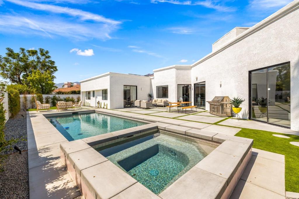 una piscina nel cortile di una casa di The Lighthouse- Monthly 5 bd 4 bth Pool & Spa a Palm Springs