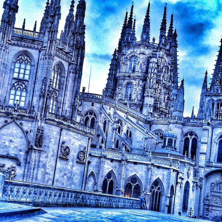 een groot gebouw met torens erop bij Atuaire Home Los Arcos en el centro histórico de Burgos in Burgos