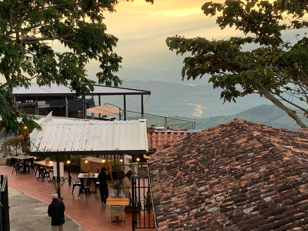 un edificio con un muro di pietra e persone che camminano intorno ad esso di Hotel Campestre, El Balcón a Santa Bárbara
