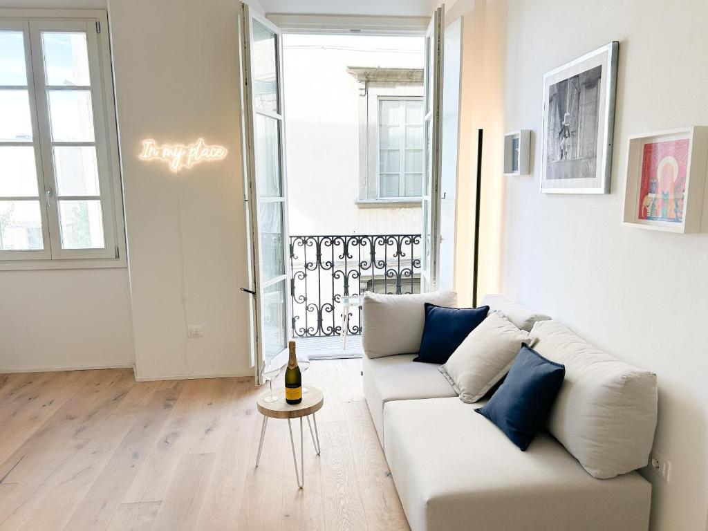 富切基奥Civico 21 living Tuscan loft的客厅里有一张白色的沙发和一张桌子