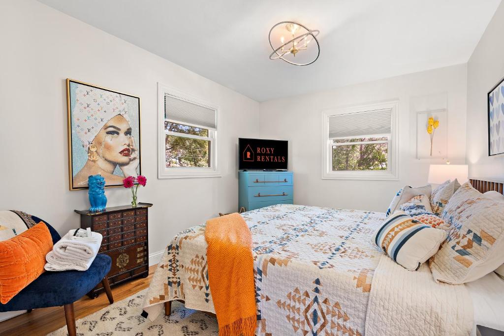 Postel nebo postele na pokoji v ubytování "Chic Retreat" Home Office & Gym by Roxy Rentals