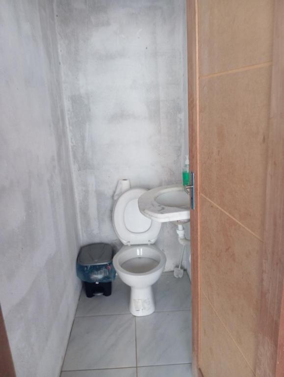 a small bathroom with a toilet and a sink at Área de Itans in Caicó