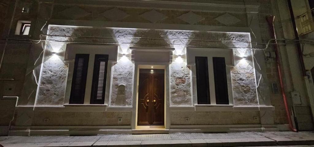 een voordeur van een gebouw 's nachts bij Volta Apartment in Mesagne