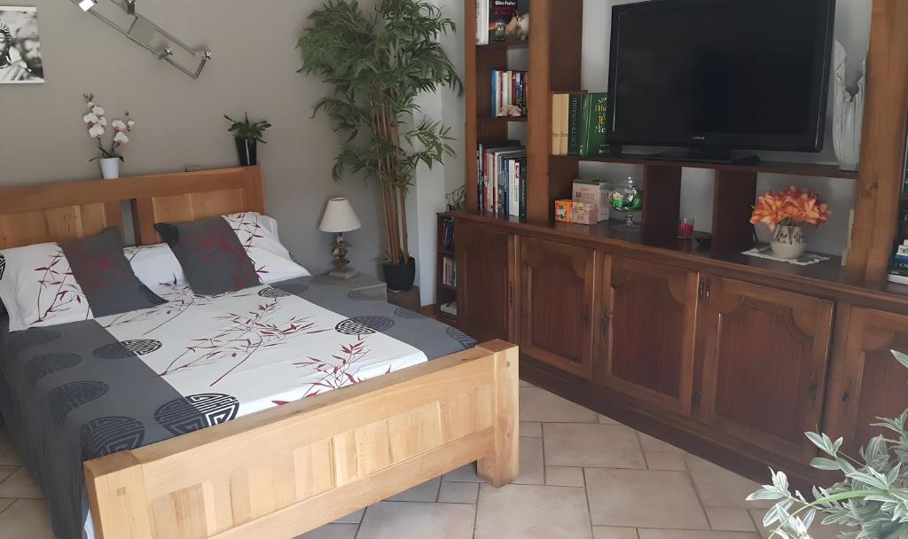 Ένα ή περισσότερα κρεβάτια σε δωμάτιο στο Chambre Orchidée Chez Mamé Marthe
