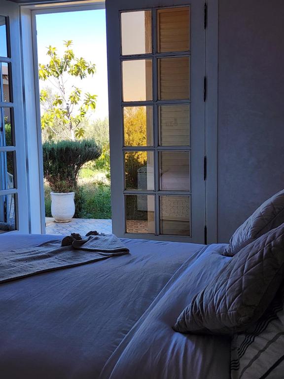 un letto grande in una stanza con una finestra di Urti Villa a Nzala