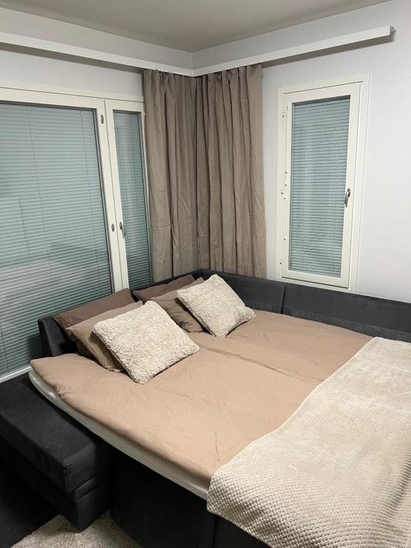 Ένα ή περισσότερα κρεβάτια σε δωμάτιο στο Aurora Chalet with Sauna