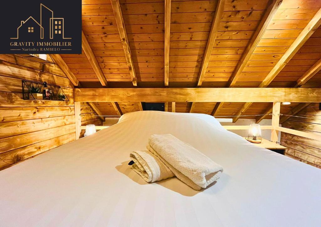 Ένα ή περισσότερα κρεβάτια σε δωμάτιο στο Petit chalet en bois avec mezzanine en montagne