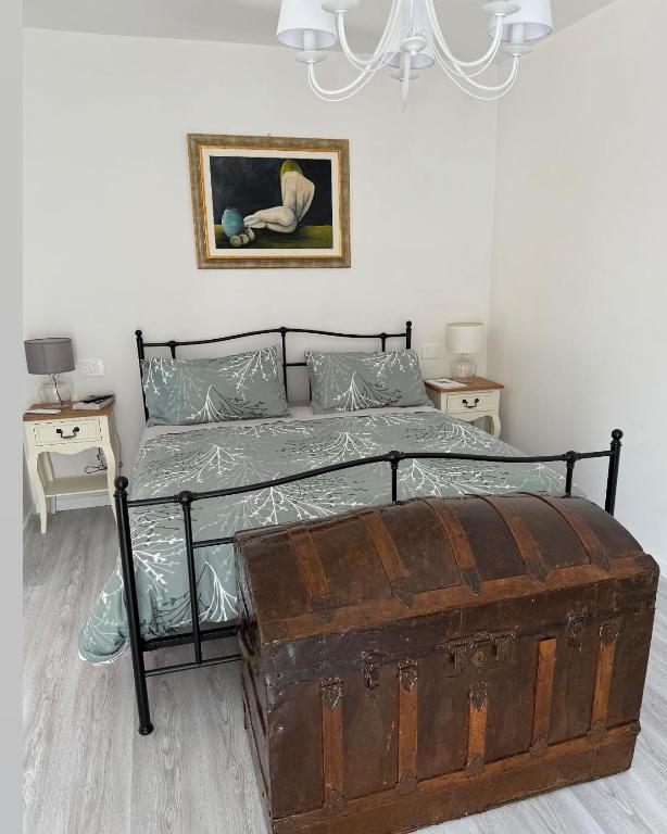 a bedroom with a bed with an old trunk at Casa Vacanze Da Zia Rosetta in Fornelli
