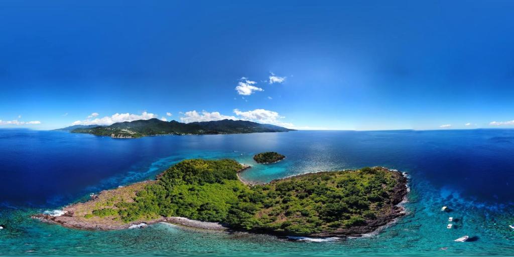 Caribbean Sunset, Malendure, Vue Mer, Jacuzzi Privé في بويانت: جزيرة في وسط المحيط