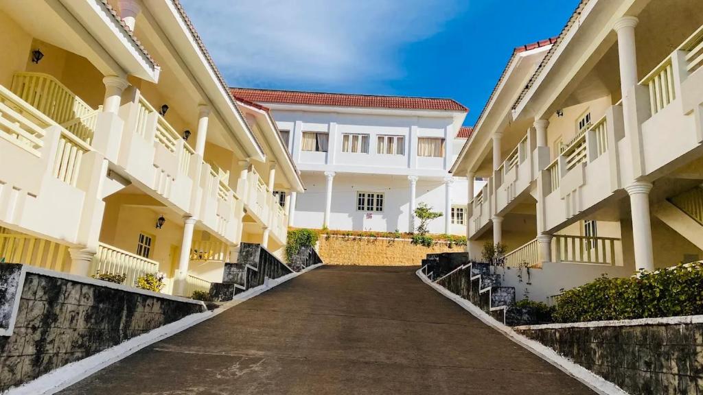 un callejón vacío entre dos edificios en LMS Palve Sugavasam, en Ooty