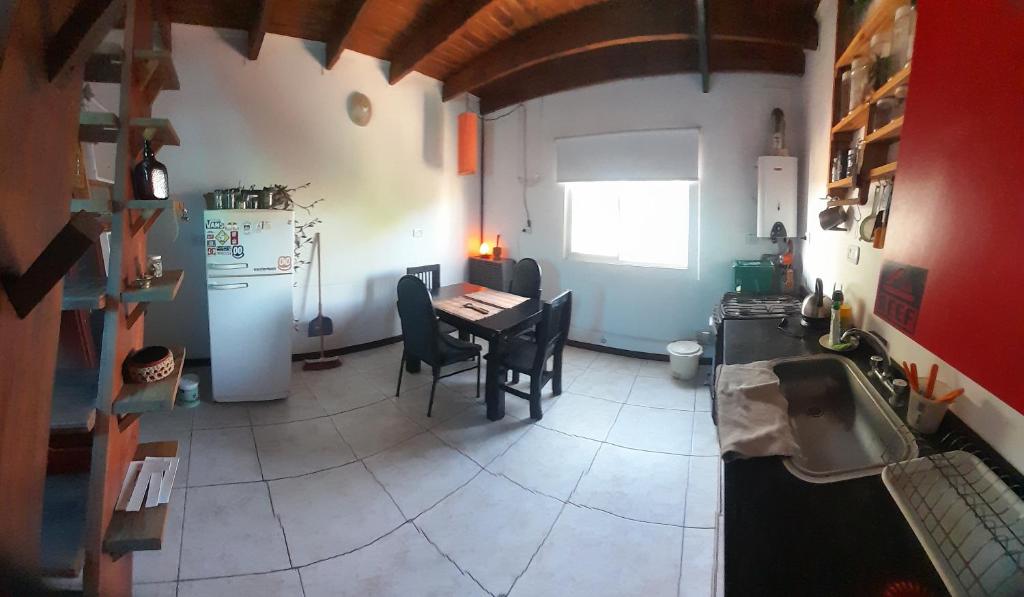 una cucina con un tavolo e una cucina con un frigorifero di Departamento en Gualeguaychu a Gualeguaychú